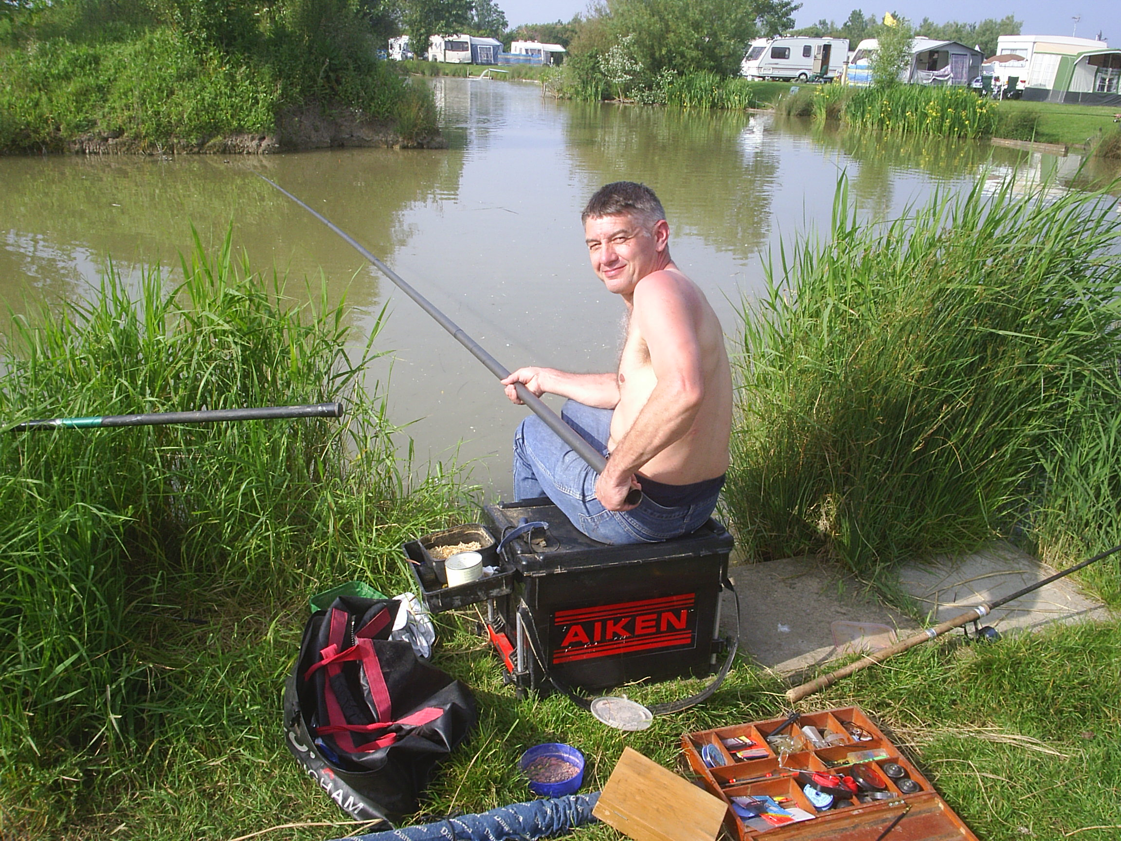 NGT Carp Fishing Deluxe Anglers Box Case Tackle & Bait Storage System with  Legs: : Sports & Outdoors